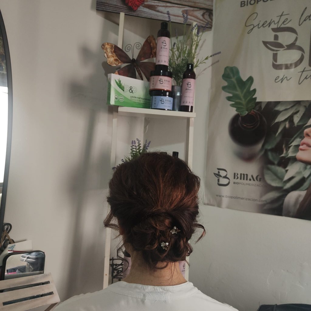 En Merche Estilista entendemos lo especial que es este momento, y por eso nos dedicamos a crear peinados de novia que no solo luzcan bien, sino que reflejen tu estilo y personalidad.