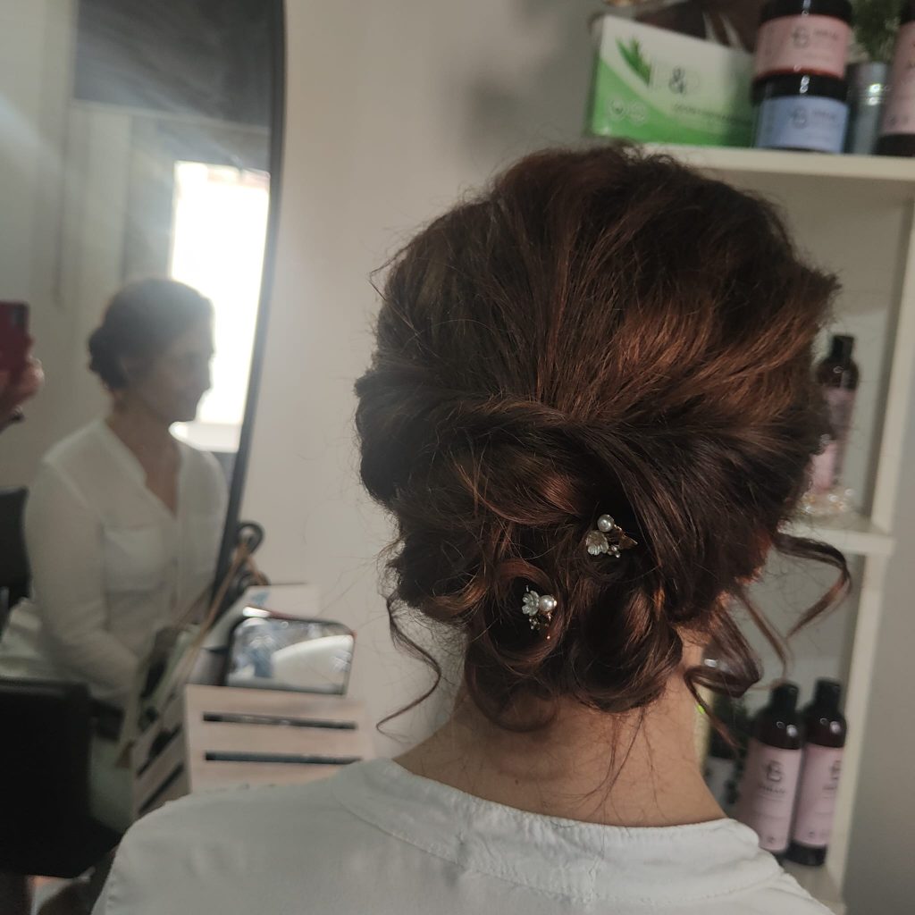 En Merche Estilista entendemos lo especial que es este momento, y por eso nos dedicamos a crear peinados de novia que no solo luzcan bien, sino que reflejen tu estilo y personalidad.